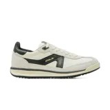 Championes deportivos Skechers modelo SKX 92 Spective, con diseño retro. Presentan una combinación de colores blanco, crema y negro, con detalles en dorado. Confeccionados con una mezcla de gamuza, material sintético y tejido, cuentan con plantilla acolchada Air-Cooled Memory Foam y suela de goma flexible con tracción.
