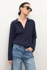 Sweater azul marino de tejido de punto con cuello polo y escote en V. Presenta un diseño de trenzas verticales en toda la prenda y mangas largas.