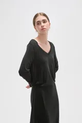 Remera de manga larga confeccionada en viscosa, con cuello en V y diseño holgado.