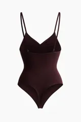 Body tanga modelador color bordó, con efecto vientre plano y sin aros. Presenta escote en V, copas forradas con fruncido central que realza el busto y tirantes finos regulables. Diseño sin costuras laterales para mayor comodidad.