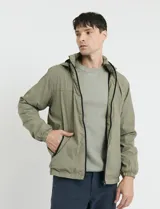 Campera negra con capucha, cierre frontal completo y bolsillos laterales con cierre. Diseño ligero con puños elásticos.