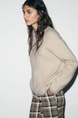 Jersey de punto de cuello redondo y manga larga, con diseño básico y acabados en rib en puños y ruedo.