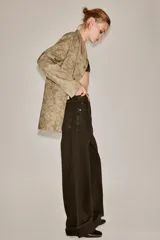 Jeans de tiro medio y corte baggy color rojo, con cinco bolsillos, trabillas en la cintura y bajo con vuelta. Cierre frontal con cremallera y botón metálico.