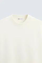 Sudadera de manga corta color marrón oscuro, con cuello redondo y bajo acabado en rib. Presenta un corte relajado y holgado (boxy fit).