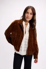 Cárdigan de tejido calado color blanco, con cierre frontal completo, cuello alto y mangas largas. Presenta un diseño con patrón de perforaciones geométricas y ajuste relajado.