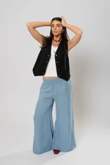 Pantalón celeste de corte palazzo, con cintura elastizada y tiro alto.