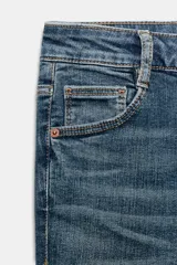 Jeans de corte skinny y tiro alto, confeccionados en tejido super elástico. Presentan diseño clásico de cinco bolsillos, cierre frontal con cremallera y botón metálico.