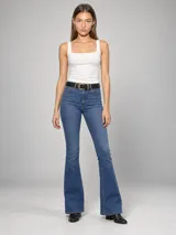 Jean semi oxford de tiro alto, color azul clásico, con diseño ajustado en las piernas y botamanga acampanada.