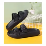 Sandalias chancletas de goma color beige con diseño texturizado en la suela, doble tira ajustable con hebillas y estilo slip-on.
