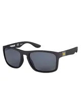 Lentes de sol Caterpillar modelo Yarder con montura cuadrada de color negro mate y cristales polarizados oscuros. Presentan varillas con textura táctil inspirada en neumáticos y placa metálica con el logotipo de la marca.