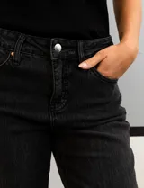 Pantalón de jean negro de tiro alto y corte recto.