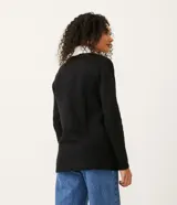 Chaqueta de tricot color negro con interior de pelo sintético blanco, corte recto, manga larga y bolsillos frontales. Marca Blue Steel.