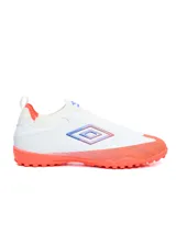 Championes de fútbol 5 Umbro Belix TF, color blanco con suela y detalles en naranja y azul.