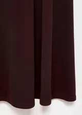 Vestido midi de corte evasé color marrón, confeccionado en tejido elástico, con cuello asimétrico y manga larga.