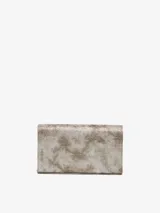 Cartera tipo sobre Diesel 1DR, color gris con estampado marmolado y logo metálico plateado en forma de "D" ovalada. Incluye correa extraíble.