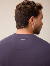 Sweater de punto con cuello redondo, manga larga y puños acanalados. Presenta un pequeño logo bordado en el pecho.