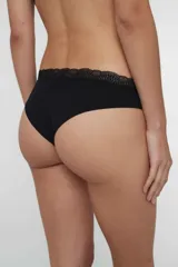 Conjunto de bikini negro con corpiño triangular de microfibra rib y bombacha tiro medio con puntilla en la cintura.