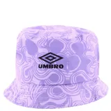 Gorro tipo bucket de la marca Umbro, con estampado abstracto en tonos violeta y logo de la marca bordado en negro en la parte frontal.