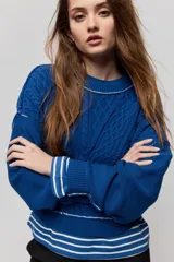 Sweater de tejido tramado color azul con cuello redondo, mangas largas de hombro caído y terminaciones de rib.