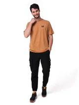 Remera de manga corta y cuello redondo, color marrón, con el logo de la marca CAT estampado en pequeño en el pecho.