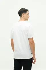 Remera marrón de manga corta con cuello redondo y estampado frontal con texto y flores.