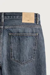 Jeans de corte slim cropped confeccionados en denim de algodón rígido con efecto lavado. Presentan tiro medio, cierre frontal con cremallera y botón, y diseño clásico de cinco bolsillos.