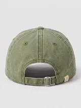 Gorro tipo gorra con visera curva de lona lavada color verde militar, con bordado frontal en tono amarillo claro con la inscripción "Sun & Waves".