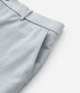 Pantalón de sastrería corte skinny, color gris, con trabillas en la cintura, cierre de botón y cremallera, y bolsillos laterales. Confeccionado con tecnología performance que ofrece secado rápido y resistencia a las arrugas.