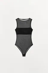 Body sin mangas confeccionado en tejido de tul transparente con paneles opacos en el pecho. Presenta cuello redondo y cierre inferior con botones a presión.
