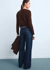 Jeans Annie de tiro bajo y diseño wide leg con perneras anchas, confeccionados en tejido denim de algodón en color azul oscuro. Cuenta con cinco bolsillos, trabillas para cinturón y cierre frontal con botón y cremallera.