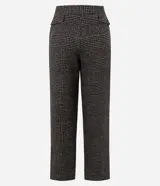 Pantalón de corte recto con estampado a cuadros, confeccionado en mezcla de fibras. Presenta cintura con presillas, bolsillos laterales y traseros, y aletas decorativas en el frente.