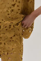 Short de guipur floreado color mostaza, confeccionado en tela especial que aporta textura y sofisticación.