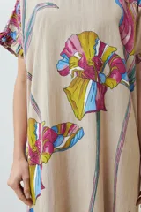 Vestido beige con estampado de flores de colores, corte recto y mangas cortas con volados.