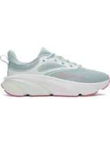 Championes de running Under Armour modelo W Rogue 6, color verde menta con suela blanca y detalles en rosado. Confeccionados con parte superior de malla transpirable, superposiciones de TPU y amortiguación Charged+ en la entresuela.