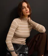 Suéter de punto negro con rayas horizontales blancas, cuello alto y mangas largas.