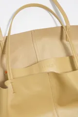 Bolso shopper maxi color beige, con doble asa fina para hombro y diseño amplio.