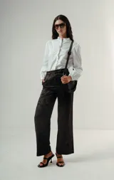 Camisa blanca de algodón con cuello mao y volados sutiles en el cuello y puños. Corte clásico.