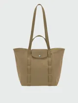 Bolso tote de cuero color beige, tamaño M, con asas de mano y solapa con cierre de broche a presión.