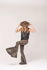 Jeans de denim negro con efecto acid wash, corte wide leg y dobladillos con flecos.