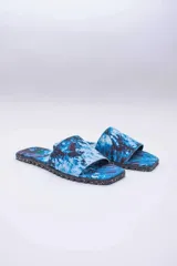 Sandalias veganas con capellada de algodón con estampado batik en tonos azules y suela de neumáticos reciclados.