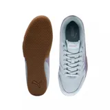 Championes Puma modelo Bella Donna, de diseño urbano y deportivo en color negro con la franja lateral característica en blanco. Presentan una suela de goma color caramelo con excelente tracción y detalles en dorado en los ojales de los cordones.