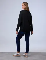 Remera negra de modal, marca French Laundry, con escote redondo y mangas largas.