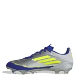 Championes de fútbol Adidas modelo F50 League FG edición Messi, con diseño en tonos plateado, azul y detalles en amarillo neón. Presenta cordones para ajuste, suela con tapones para césped natural y branding de la línea Messi.