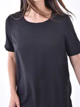 Vestido midi negro de corte recto y mangas cortas.