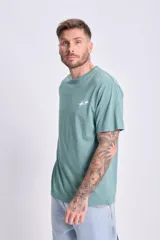 Remera verde de corte amplio con estampado en la espalda con la frase "Without Limits".