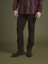 Pantalón de pana marrón de corte recto.