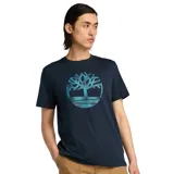 Remera de hombre Timberland color azul marino, de corte clásico y manga corta. Presenta un estampado del logo del árbol de Timberland en el pecho, con diseño a cuadros en tonos celeste y azul.