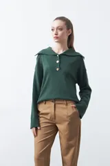 Pantalón negro de corte recto, con cintura definida y bolsillos funcionales.