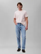 Remera de manga corta color rosado, confeccionada en algodón liso con cuello redondo. Presenta el monograma de Calvin Klein bordado en el pecho.