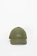 Gorra de béisbol color verde militar, con logo de Levi's bordado en el frente y paneles traseros de malla.